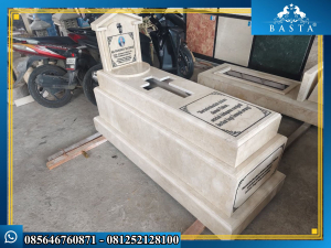 Gambar Makam Marmer dengan Tabur Bunga Salib